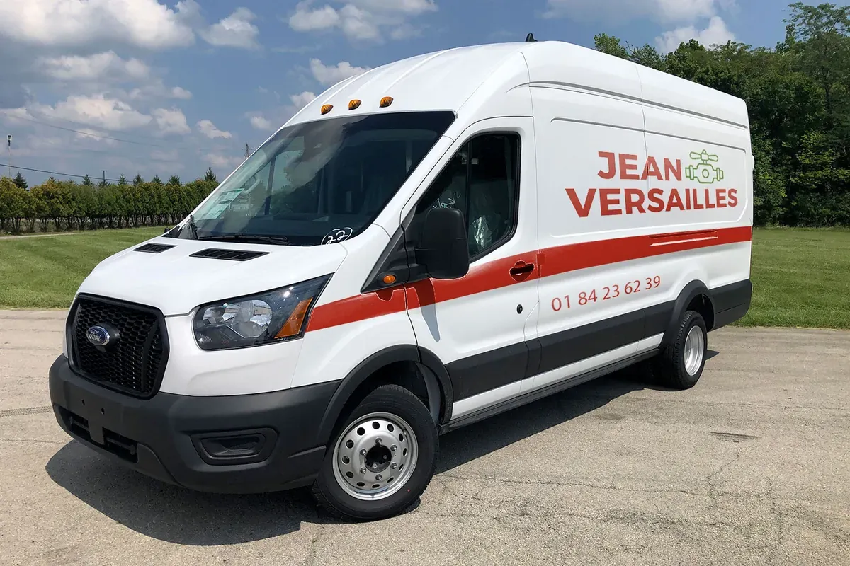 Camionnette d’intervention de Jean, plombier à Versailles, prête à se déplacer